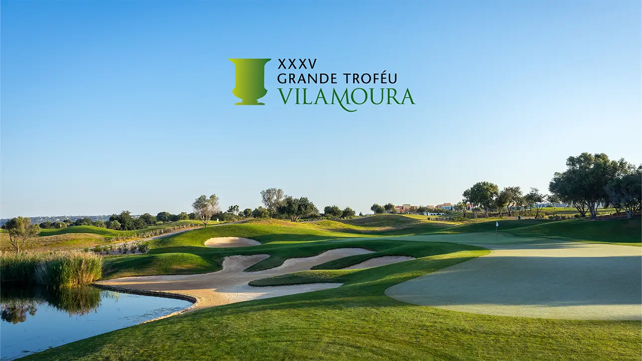 Campo de golfe com logo do XXXV Grande Troféu de Vilamoura