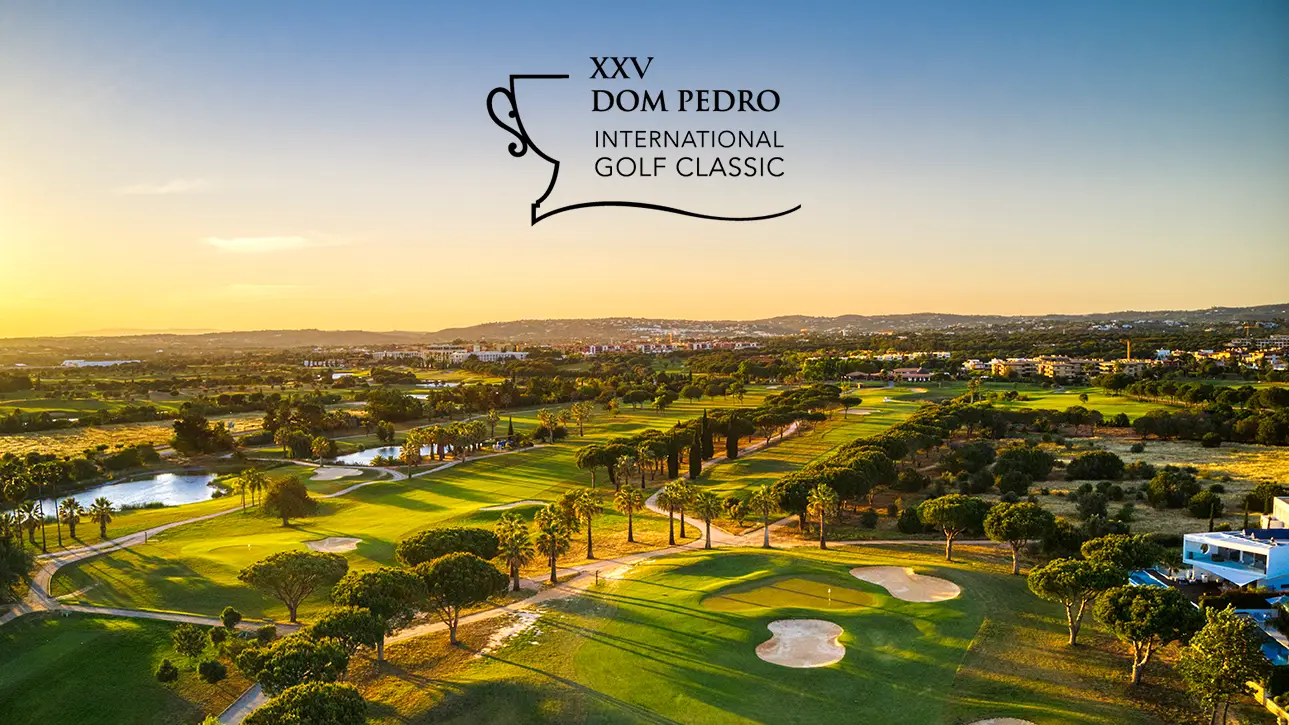 Campo de golfe num dia de sol com logo do XV Dom Pedro International Golf Classic